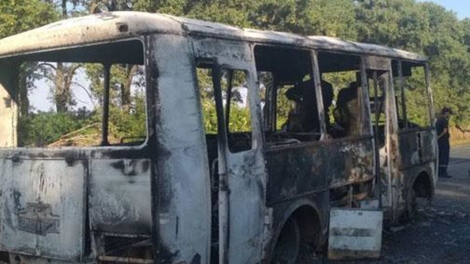 Дети и педагоги успели покинуть автобус до того, как огонь распространился в салоне
