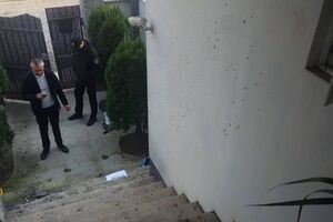 Вибух пошкодив фасад будинку і паркан