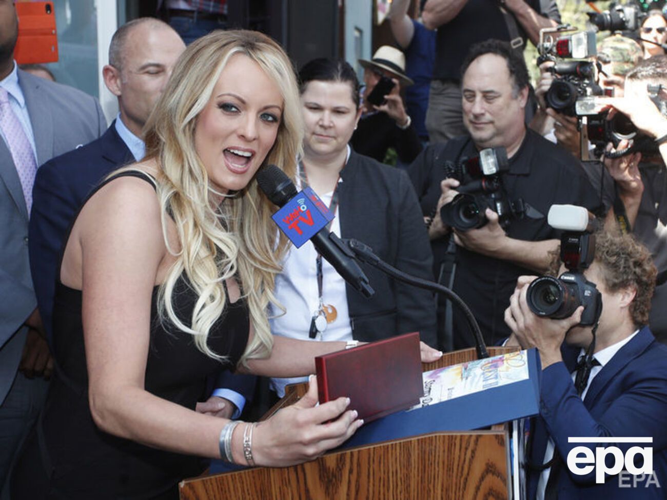 Дэниелс рассказала, что Трамп обсуждал с Хиллари Клинтон праймериз демократов в 2007 году