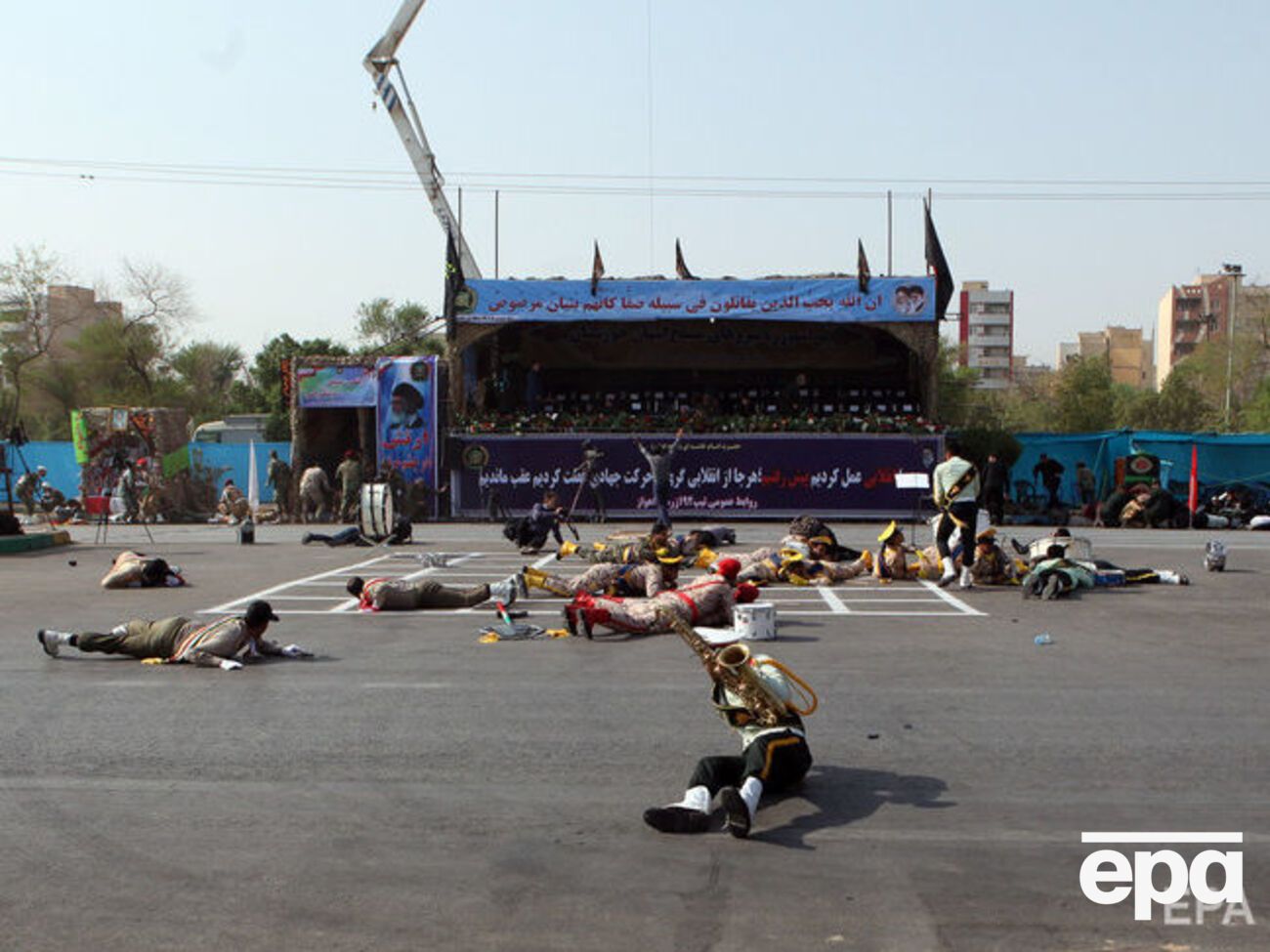 Боевики открыли стрельбу из-за трибуны