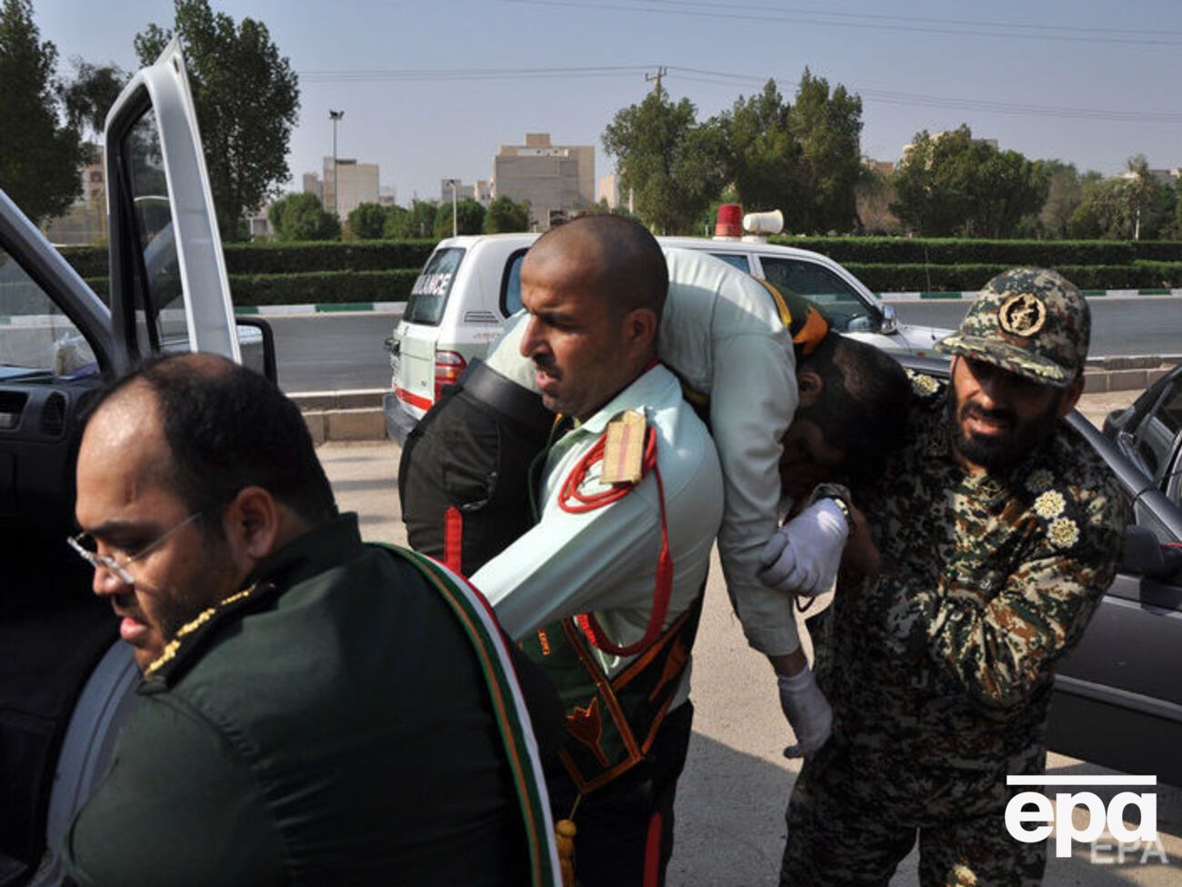 В результате нападения на парад в Ахвазе погибли более 20 иранских военных