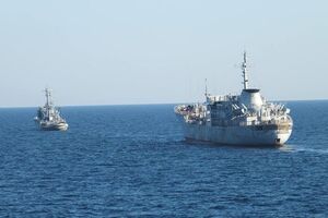 За інформацією ЗМІ, судна перебувають перед мостом із півострова Тамань у Крим