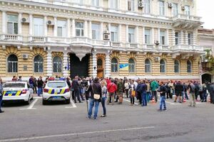 Акція відбувається біля будівлі Головного управління Нацполіції в Одеській області