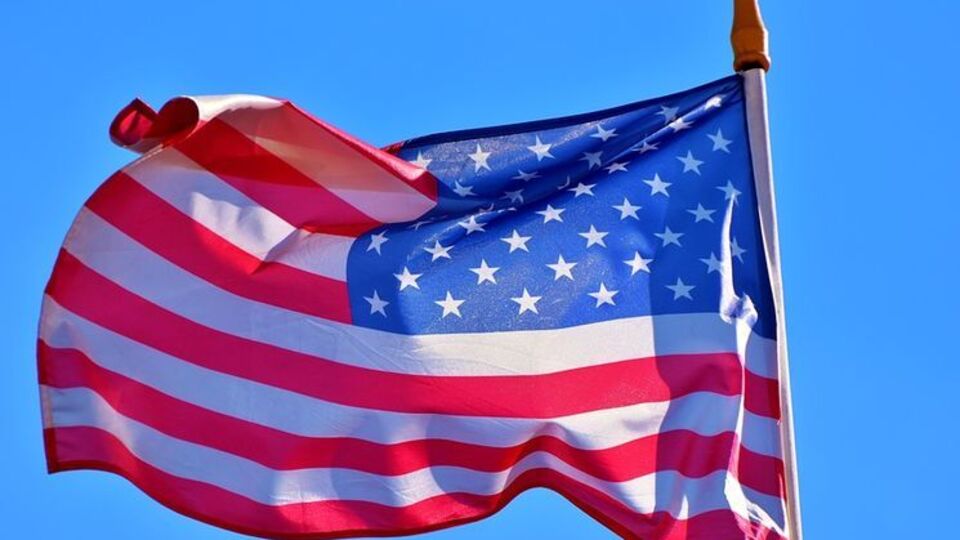 Постоянный вид на жительство в США ежегодно получает примерно миллион человек