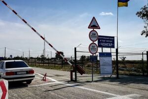 На админгранице с Крымом работают три пункта пропуска