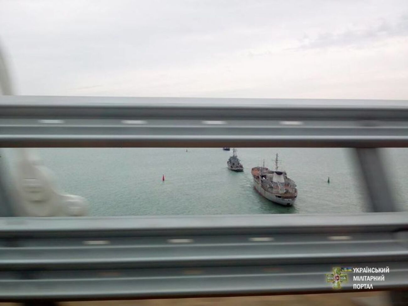 "Донбасс" и "Корец" прошли под Крымским мостом в Азовское море