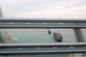 "Донбасс" и "Корец" прошли под Крымским мостом в Азовское море