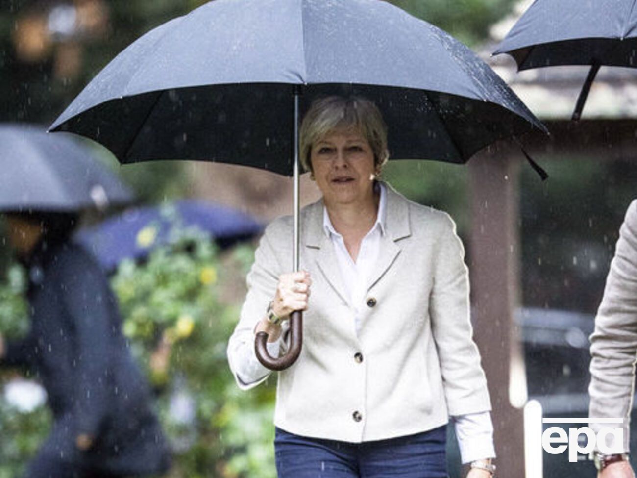 За інформацією джерел The Sunday Times, Мей заявляла, що готова піти у відставку влітку 2019 року