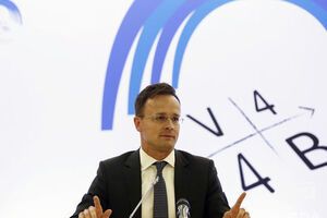 Сіярто попередив, що Угорщина і далі буде вдаватися до кроків, які сповільнюють рух України в бік ЄС і НАТО