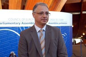 Перелыгин назвал лишение Порошенко звания "политическим спектаклем Кремля в исполнении веронских артистов"