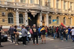 Біля будівлі одеської поліції зібралося кілька десятків людей