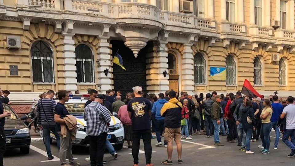 Возле здания одесской полиции собрались несколько десятков человек