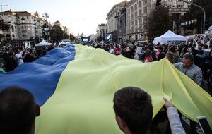 Рекордный флаг развернули вдоль Крещатика