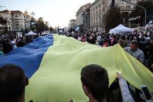 Рекордний прапор розгорнули вздовж Хрещатика