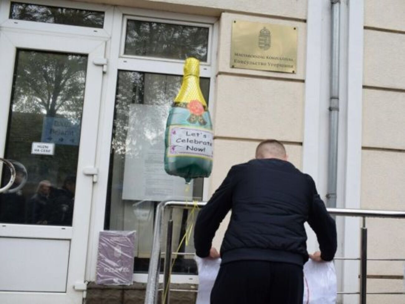 Участники митинга принесли под консульство надувную бутылку