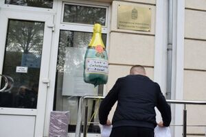 Участники митинга принесли под консульство надувную бутылку