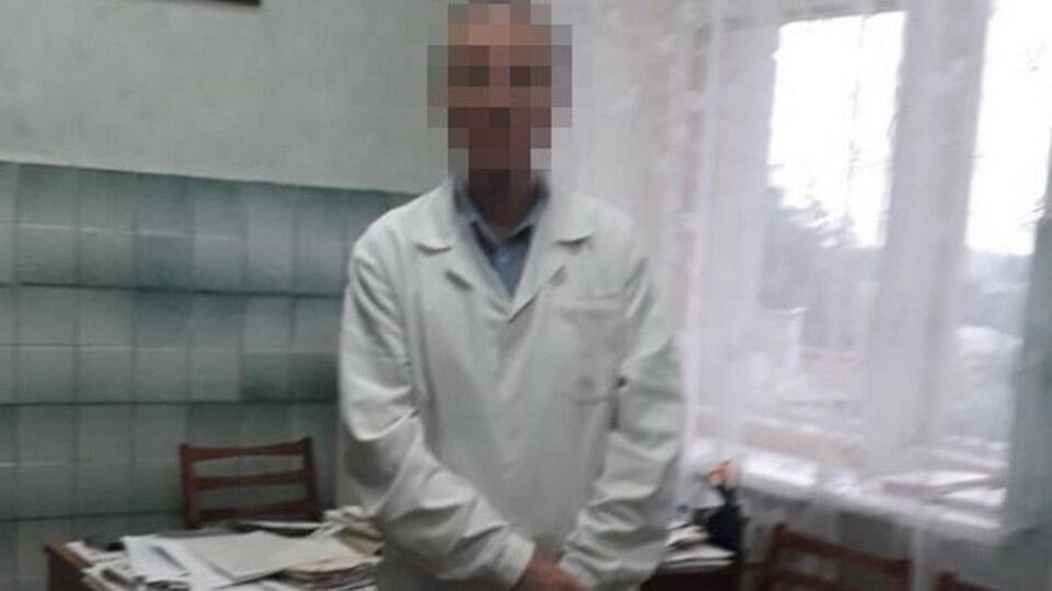 Лікаря затримали на хабарі