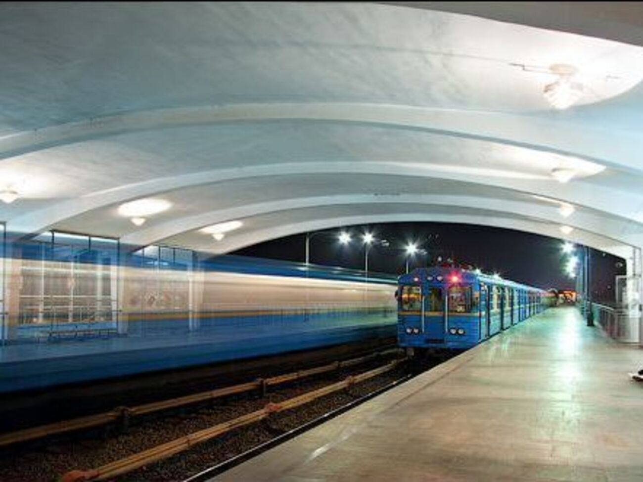 Потяги метро відновили рух