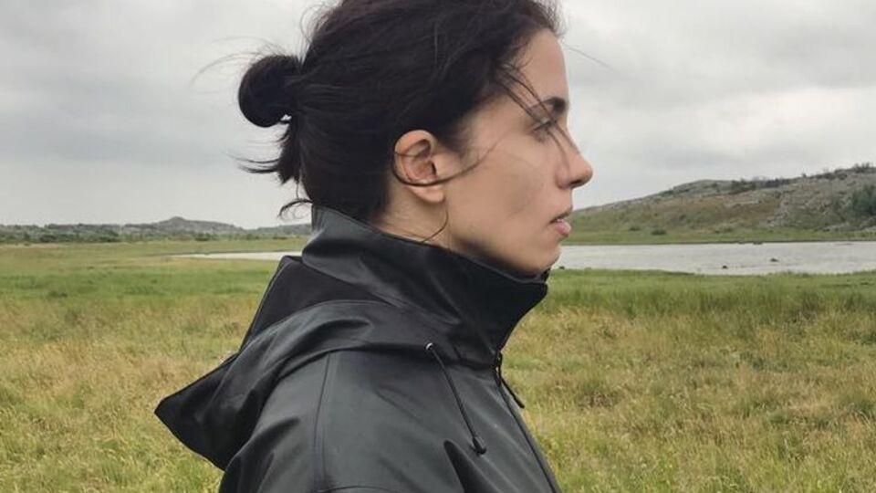 Толоконникова: Два человека, до боли похожих на российских эшников, начали ошиваться напротив места, где мы остановились
