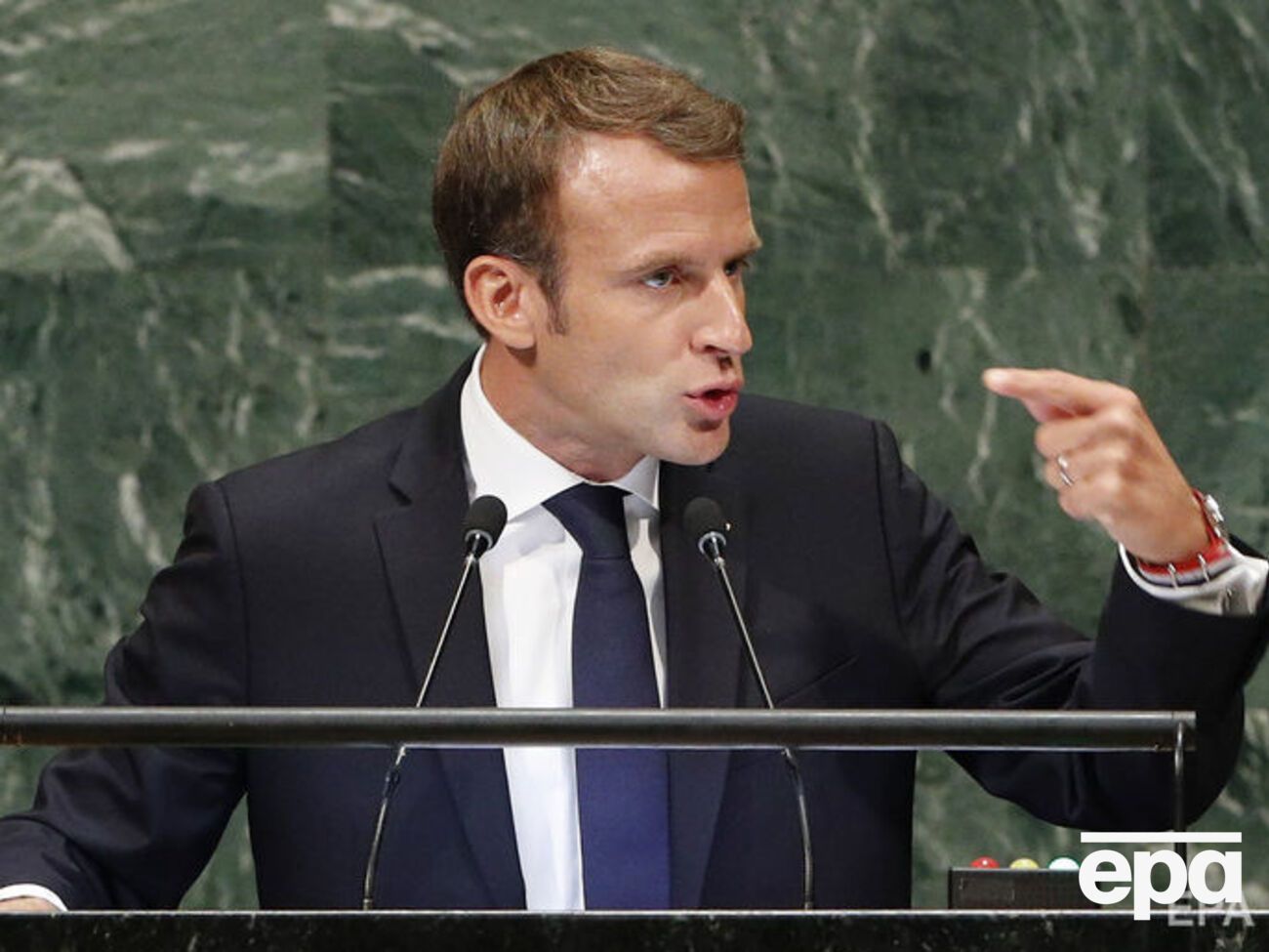 Макрон: Нужно вырабатывать политическое решение посредством конституционной реформы и проведения свободных выборов в Сирии