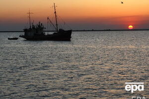 Договір 2003 року передбачає, що Азовське море розмежовується лінією державного кордону відповідно до угоди між Україною та Росією