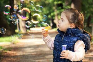Современное приспособление для надувания мыльных пузырей было изобретено в 1940-х годах