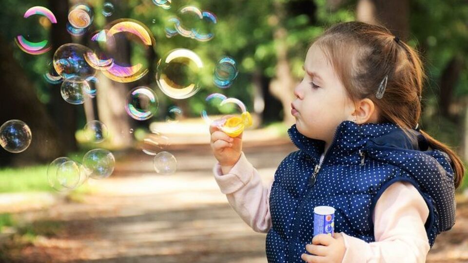 Современное приспособление для надувания мыльных пузырей было изобретено в 1940-х годах