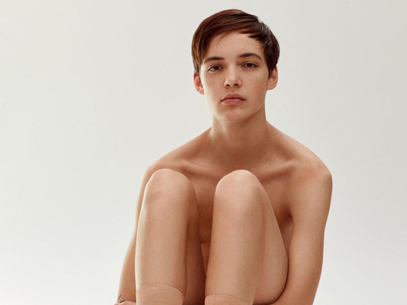 Обувь демонстрирует гендерно нейтральная модель