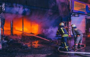 Причиной возгорания могла стать искрящаяся проводка