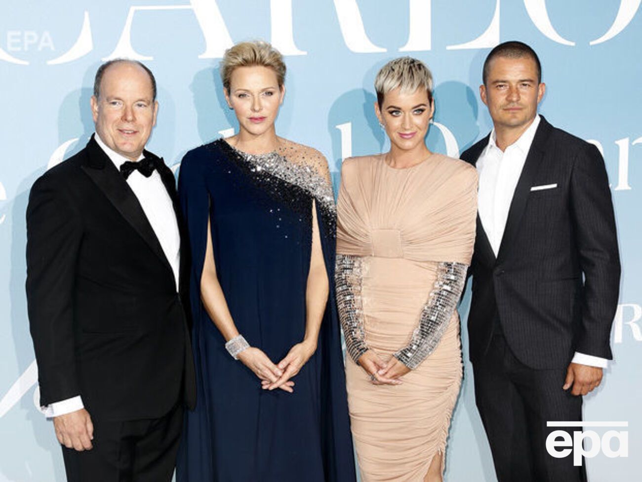 Позируя с князем Альбером II и княгиней Шарлин, Блум придерживал Перри за спину