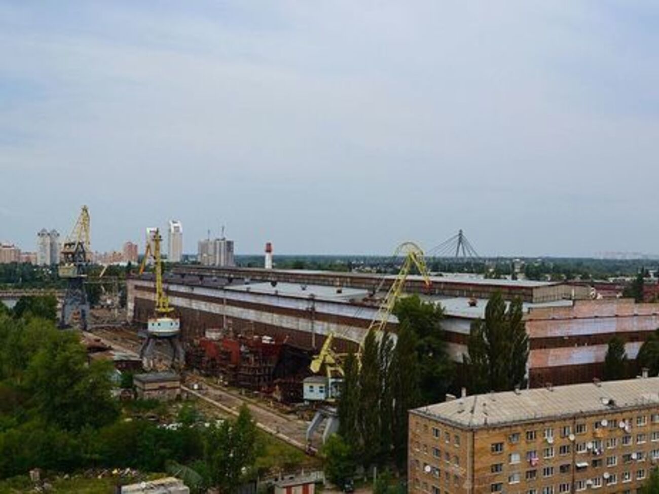 Завод специализируется на строительстве буксирных пароходов, морских рыболовецких траулеров, корпусов транспортных судов, а также кораблей для ВМС Украины