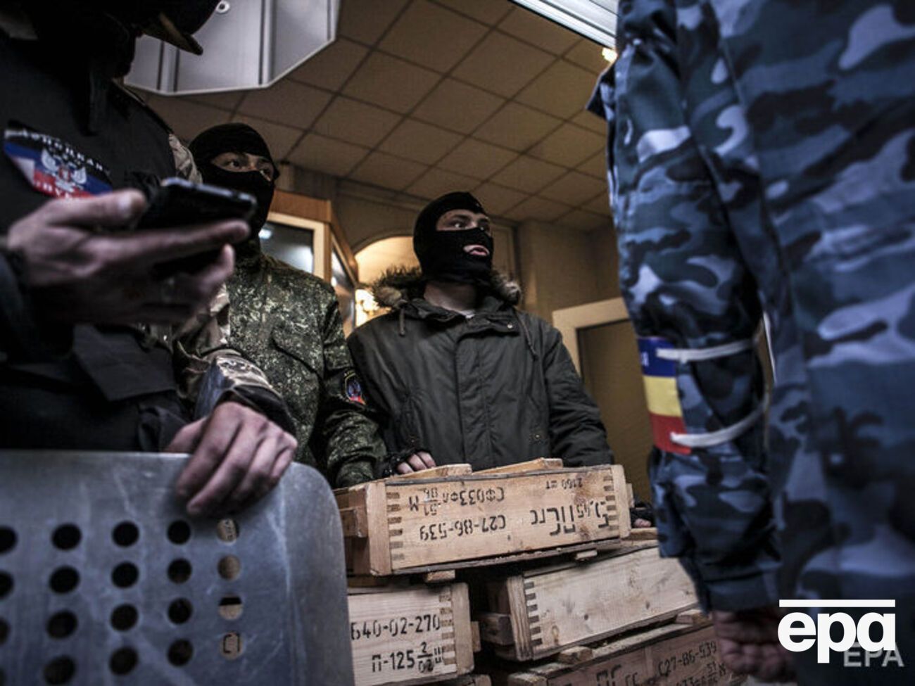 Здание донецкого управления СБУ, захваченное боевиками, является местом систематического совершения сексуальных преступлений, заявили правозащитники