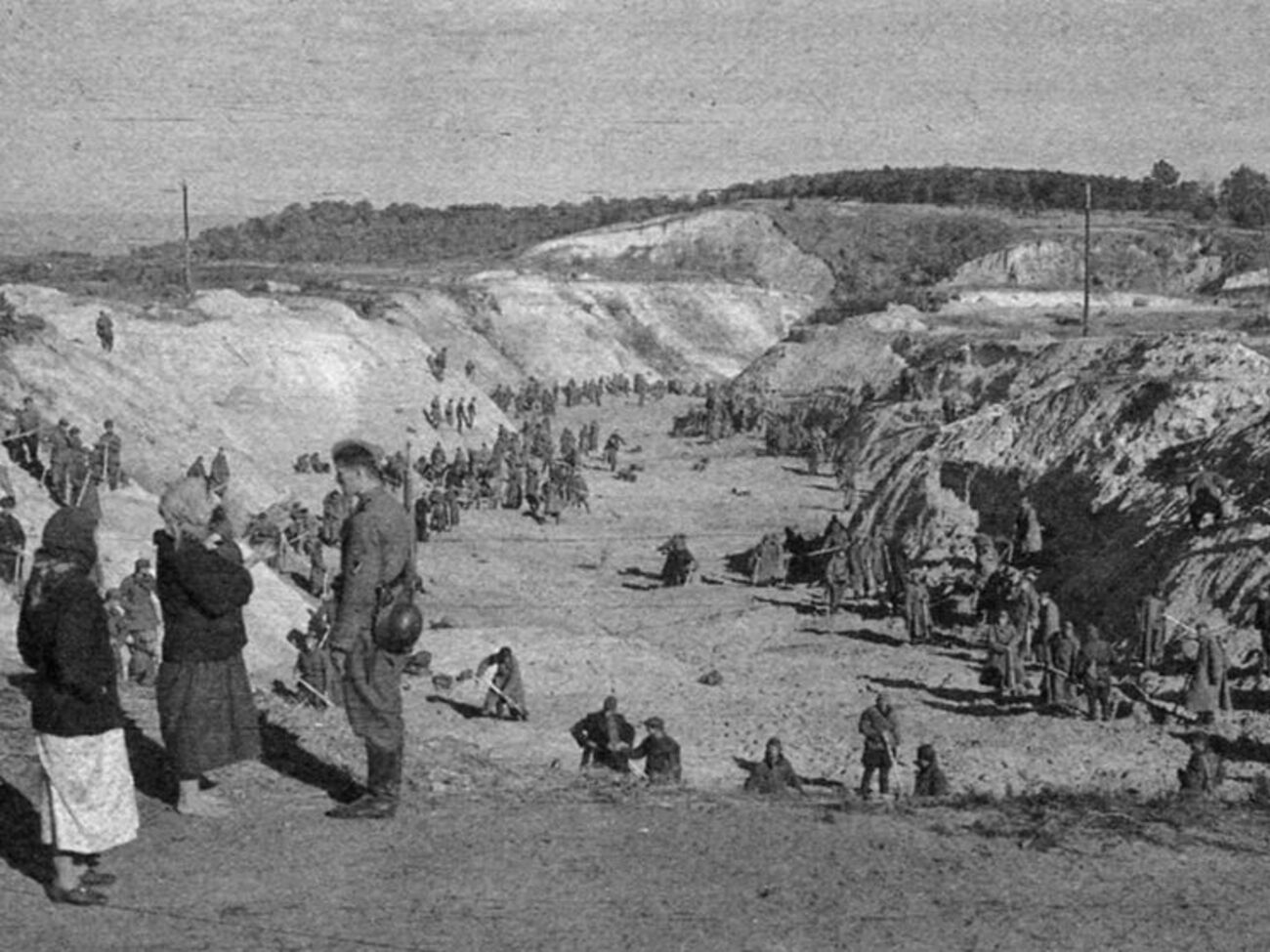 За годы немецкой оккупации в Бабьем Яру было убито более 100 тысяч человек