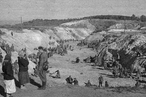 За годы немецкой оккупации в Бабьем Яру было убито более 100 тысяч человек