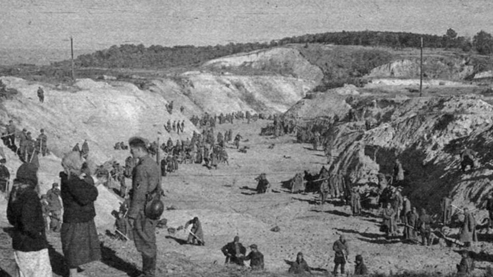 За роки німецької окупації в Бабиному Яру було вбито понад 100 тис. людей