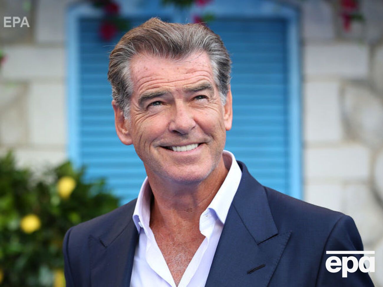 Броснан позировал в качестве модели