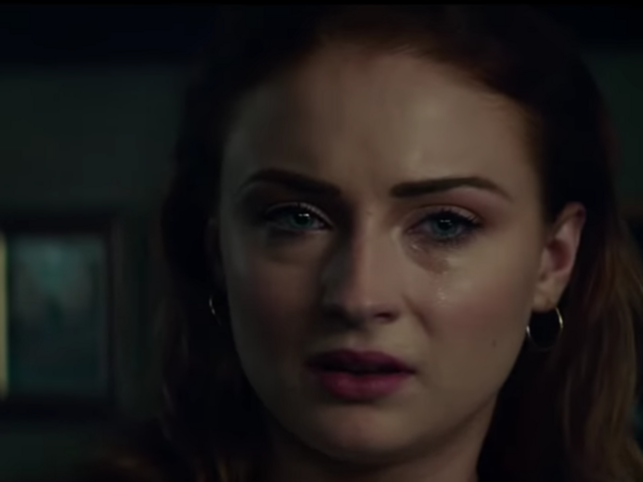 Тернер исполняет роль чудом выжившей девушки, которая обрела сверхсилу