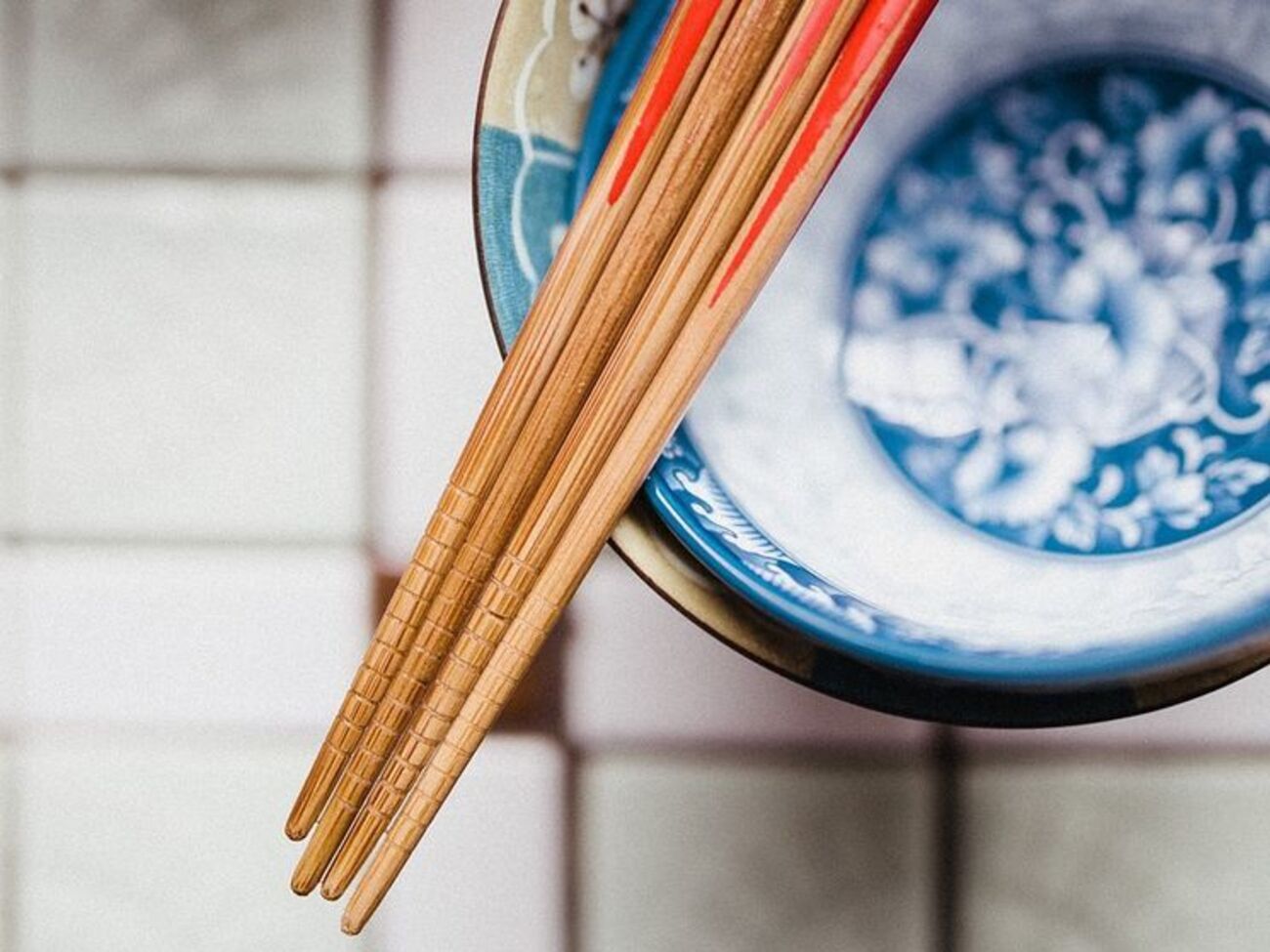 Существуют определенные правила пользования палочками