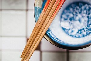 Существуют определенные правила пользования палочками