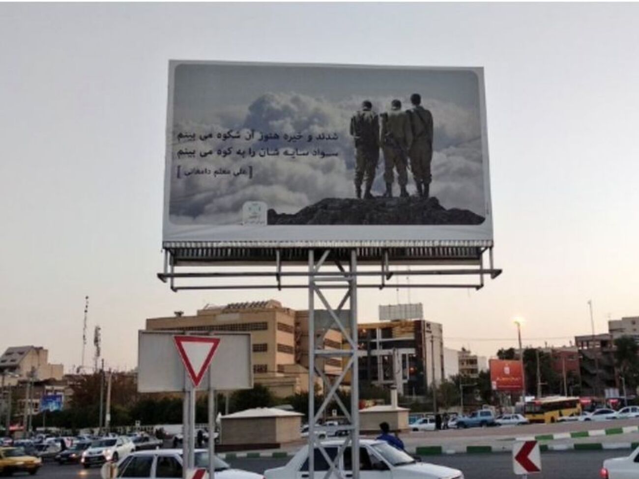 При редактировании на фото убрали девушку-солдата