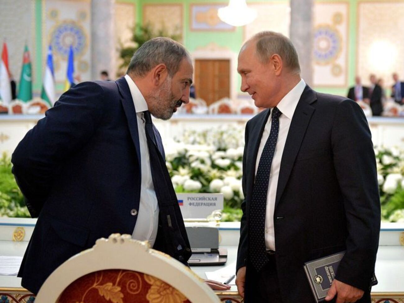 Фото Путина с книгой опубликовала пресс-служба Кремля