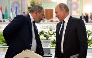 Фото Путина с книгой опубликовала пресс-служба Кремля