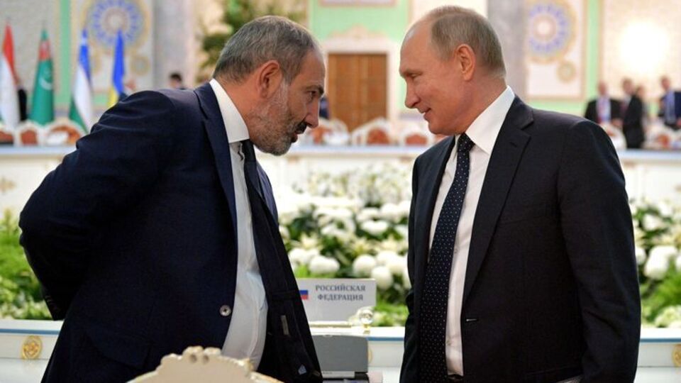 Фото Путина с книгой опубликовала пресс-служба Кремля