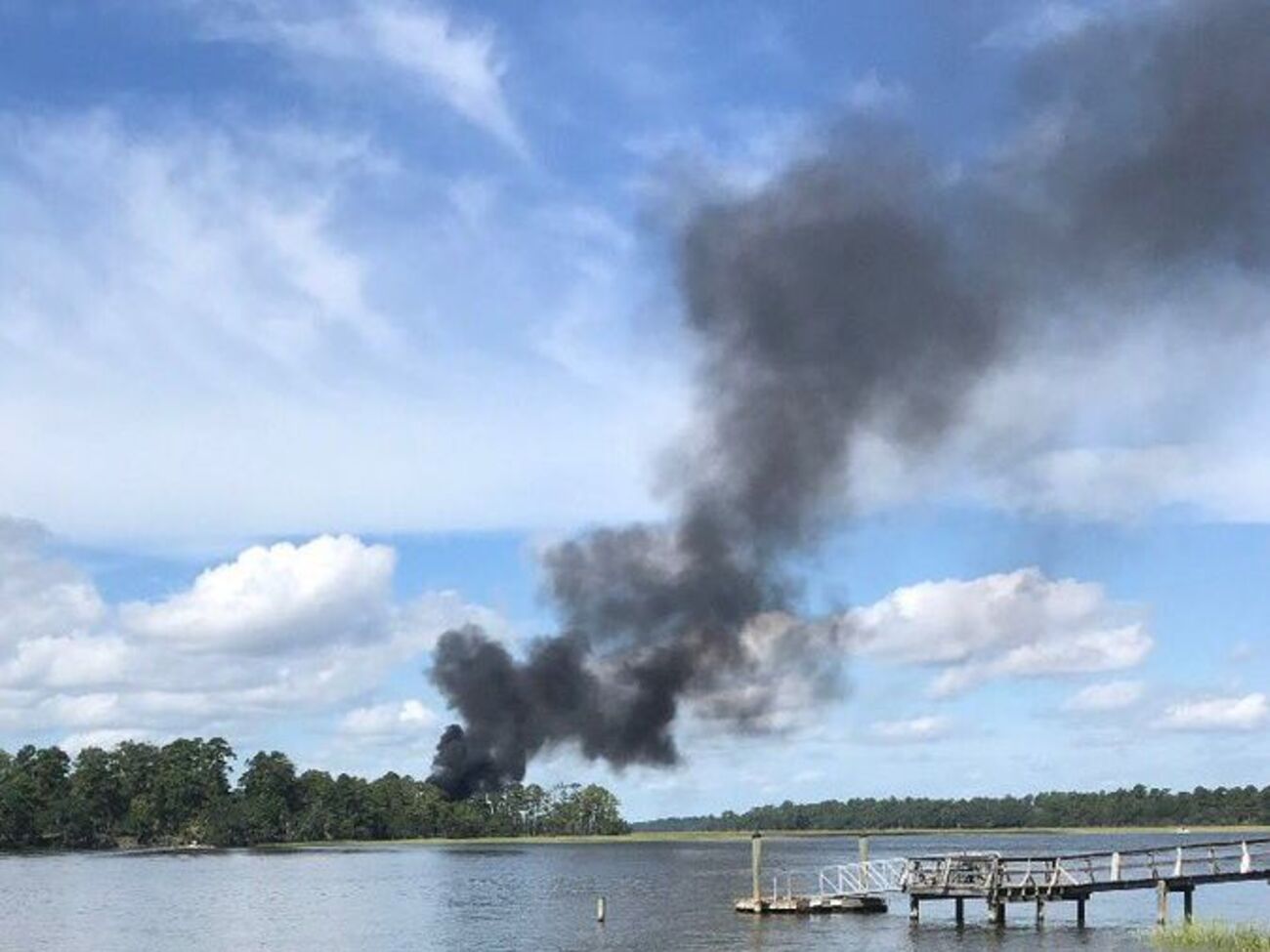 Самолет упал возле причала в сельской местности