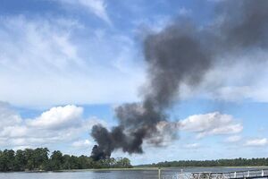 Самолет упал возле причала в сельской местности