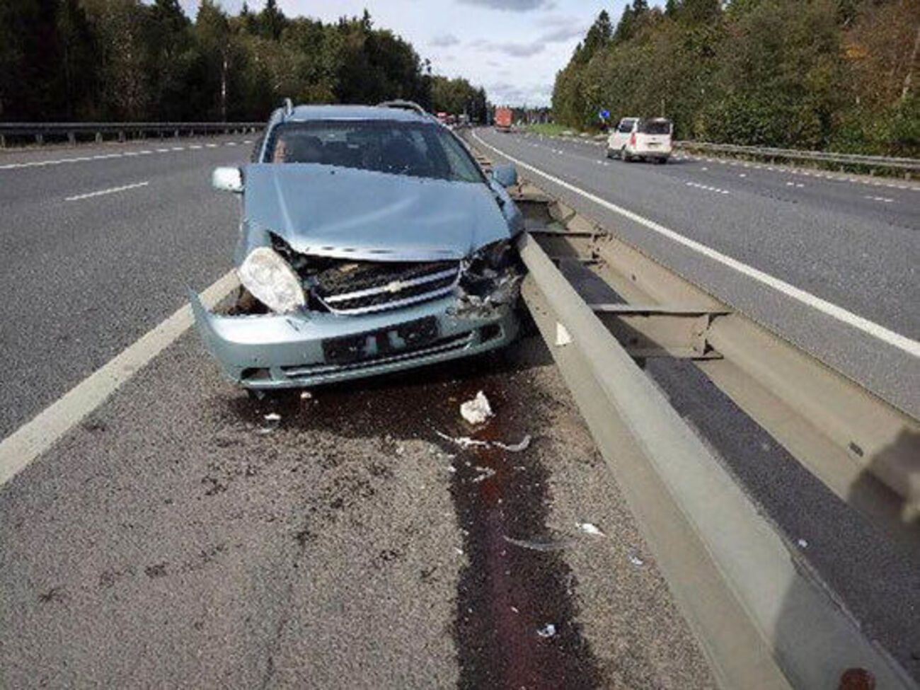 Машина врезалась в отбойник