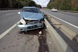 Машина врезалась в отбойник