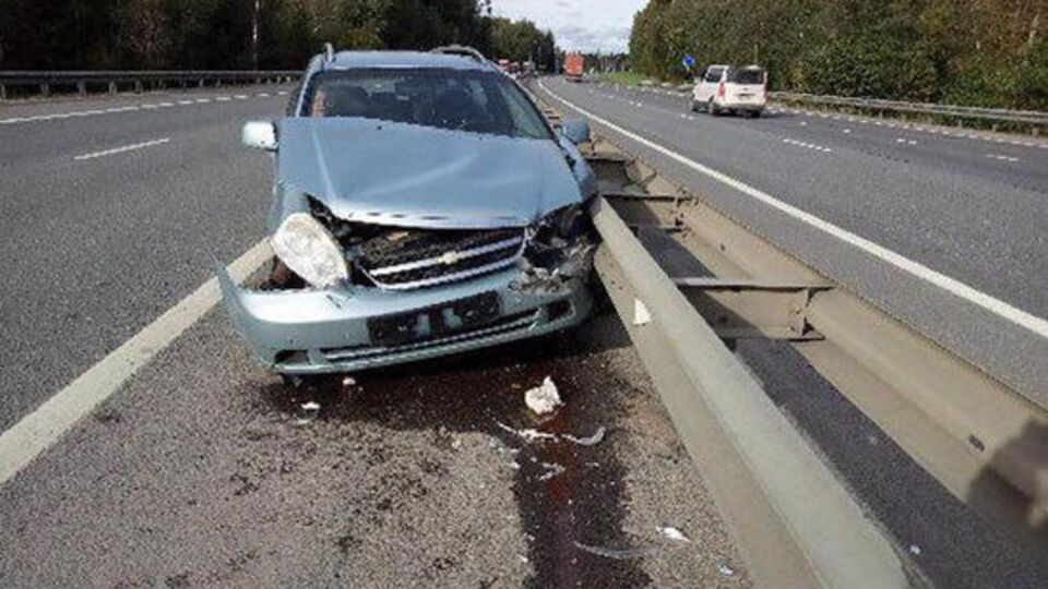 Машина врезалась в отбойник