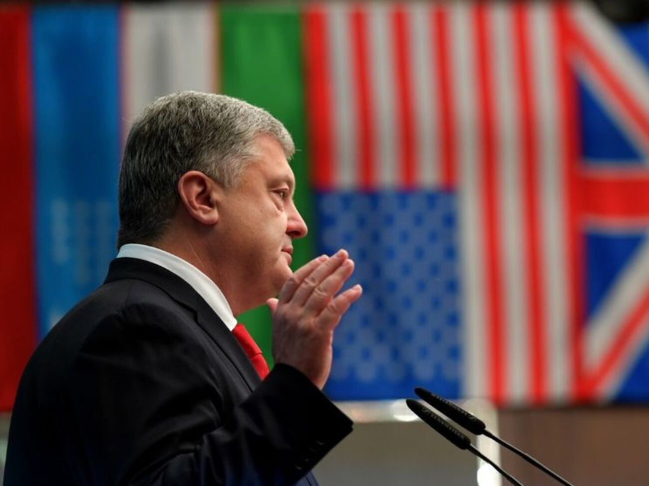 Порошенко: Сотни миллионов в год Roshen перечисляет на поддержку украинской армии