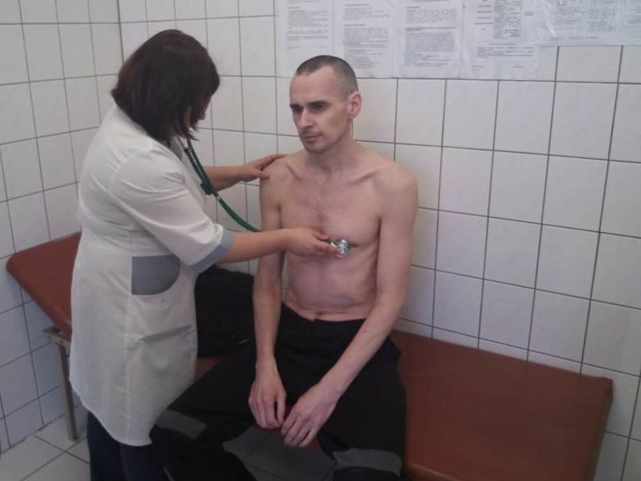 28 вересня стало відомо, що Сенцова возили в лікарню
